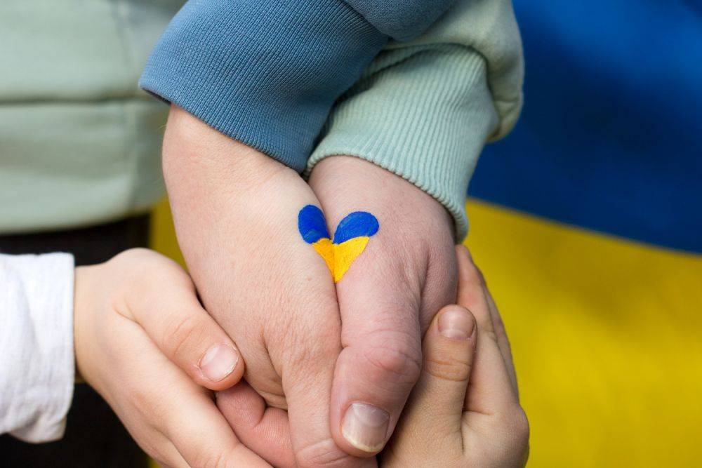The Guardian: усыновление похищенных украинских детей сулит российским семьям деньги и квартиры