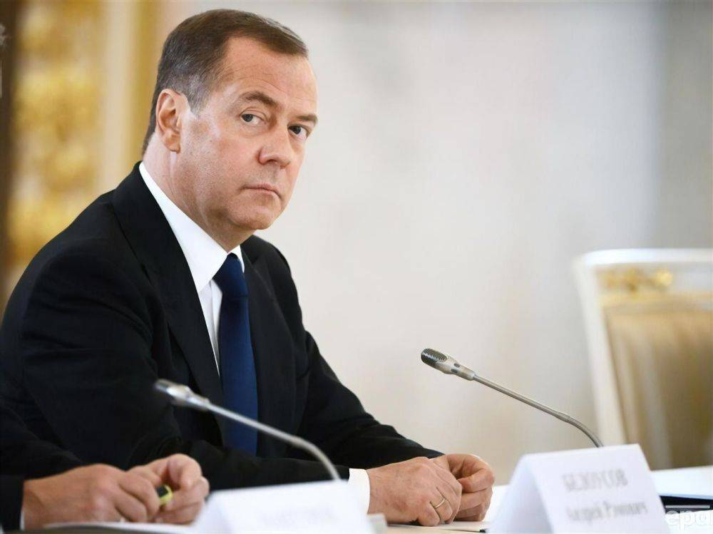 Медведев назвал британских чиновников "законной военной целью" РФ, а Великобританию – "извечным врагом"