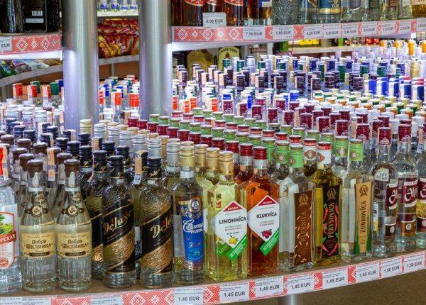Минфин предлагает разрешить продажу алкоголя пассажирам внутренних рейсов