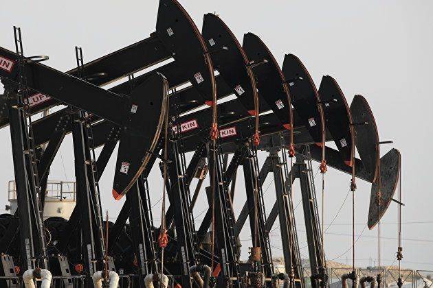 Нефть дешевеет на фоне роста доллара США и слабых данных Китая