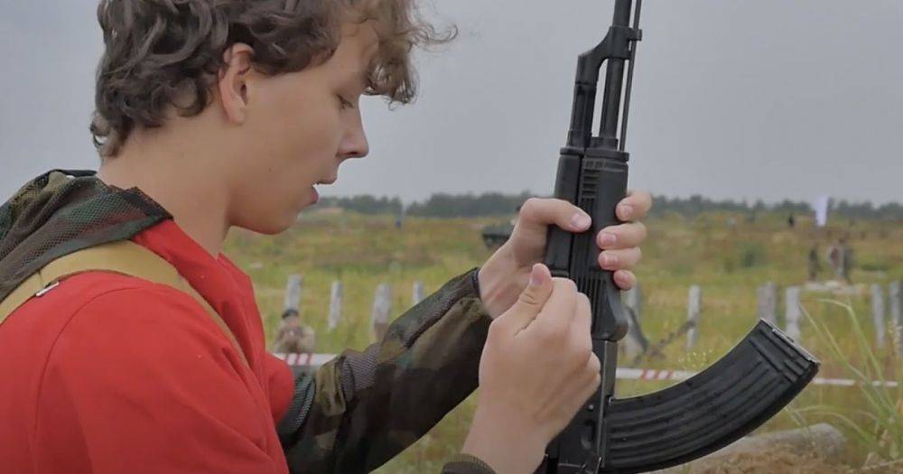 Из "Юнармии" — в ВС РФ: как молодежное движение в Крыму учит детей воевать против Украины