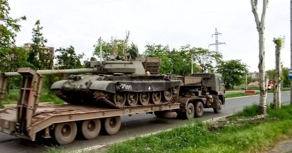Тянут старые танки Т-62 и ПВО: после взрывов в Мариуполе ВС РФ проводят "ротацию", – Андрющенко
