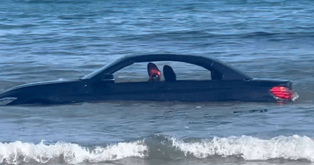 Наглый водитель заехал прямо на пляж: неудачно припаркованный BMW унесло в море (видео)