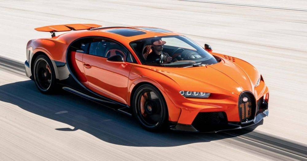Использовали по назначению: суперкары Bugatti Chiron разогнали до 400 км/ч (видео)
