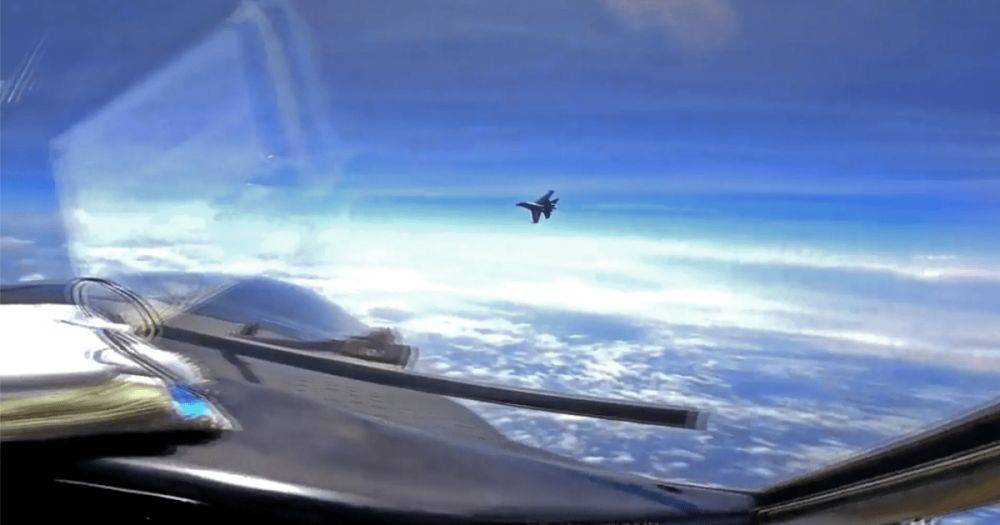 Китайский истребитель J-16 дерзко перехватил американский самолет-разведчик RC-135 (видео)