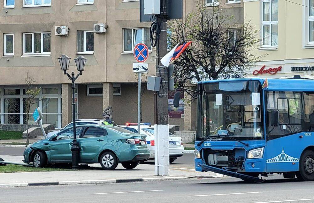 В Твери на Советской пьяный водитель Kia врезался в автобус и сбил дорожный знак