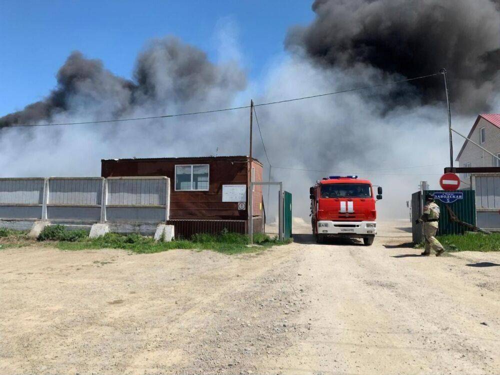 На заводе "Евробетон" в Ставропольском крае РФ загорелись бочки с мазутом