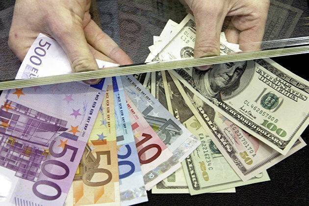 Курсы доллара и евро на Мосбирже снизились до отметок начала апреля