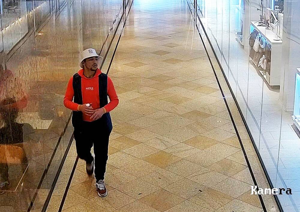 Неизвестный избил туристку в центре Праги. Никто не заступился: видео