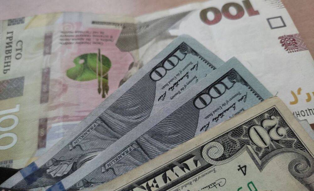 Доллар и евро перекрутило: курс валют на 5 мая не на шутку переполошил украинцев