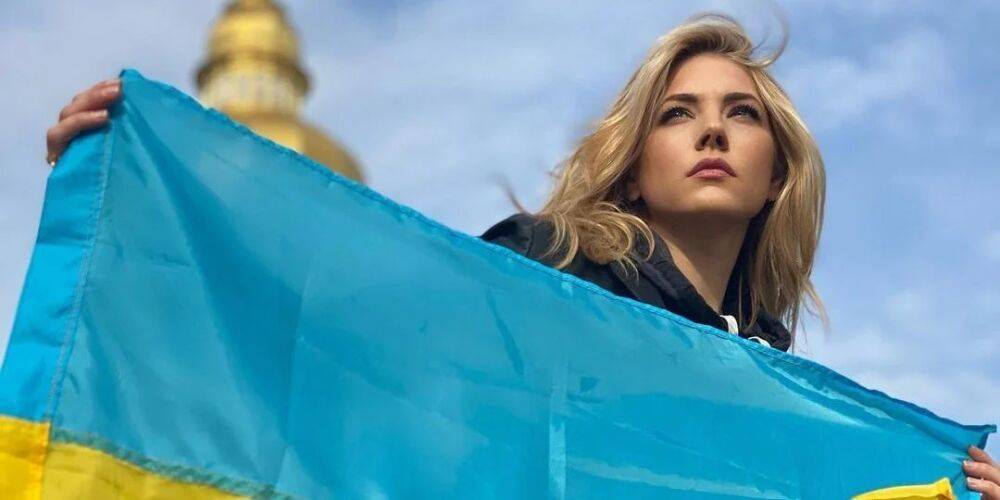«Слава Украине!». Звезда Викингов Кэтрин Винник опубликовала фото из Киева с украинским флагом
