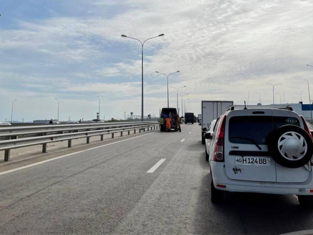 Жители Крыма сообщают о взрывах и закрытии движения по Крымскому мосту. Оккупанты заявляют, что сбили ракету