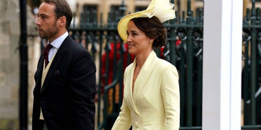Светло-желтого цвета. Пиппа Миддлтон появилась на коронации Чарльза III в платье-пальто за 1300 евро