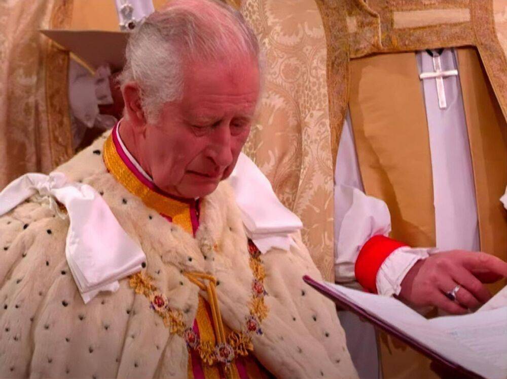 "Боже, храни короля". Букингемский дворец опубликовал видео, как архиепископ Кентерберийский надевает корону на голову Чарльза III. Видео