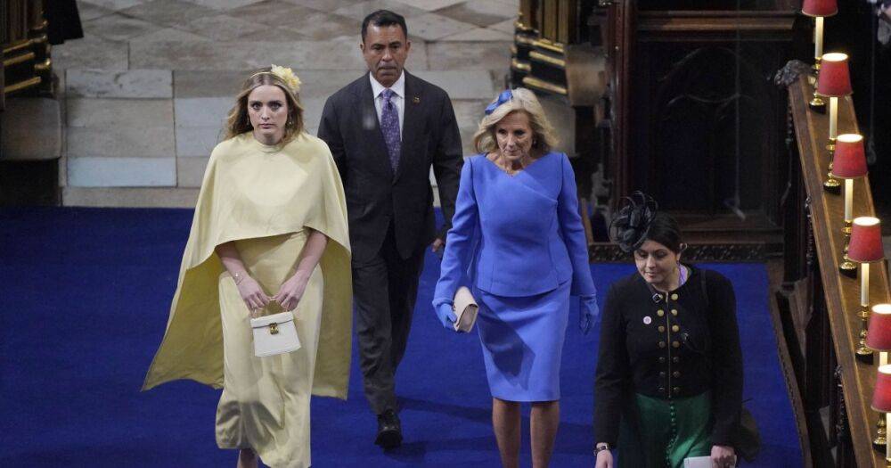 Джилл Байден и ее внучка выбрали наряды в украинских цветах на коронацию Чарльза III