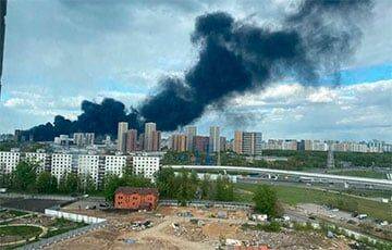 Пожар возле Академии ФСБ в Москве: несколько строителей заблокированы на крыше