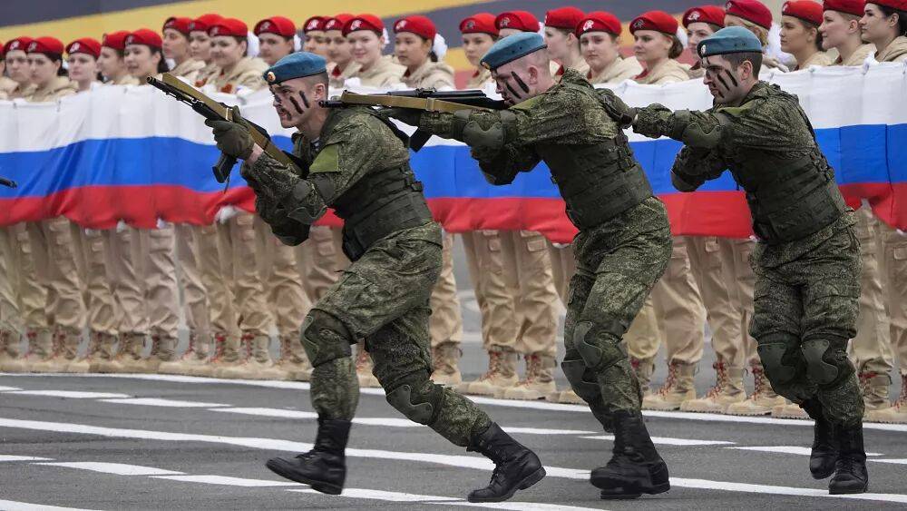 Россия готовится ко Дню Победы на фоне "диверсий" и "покушения на президента"