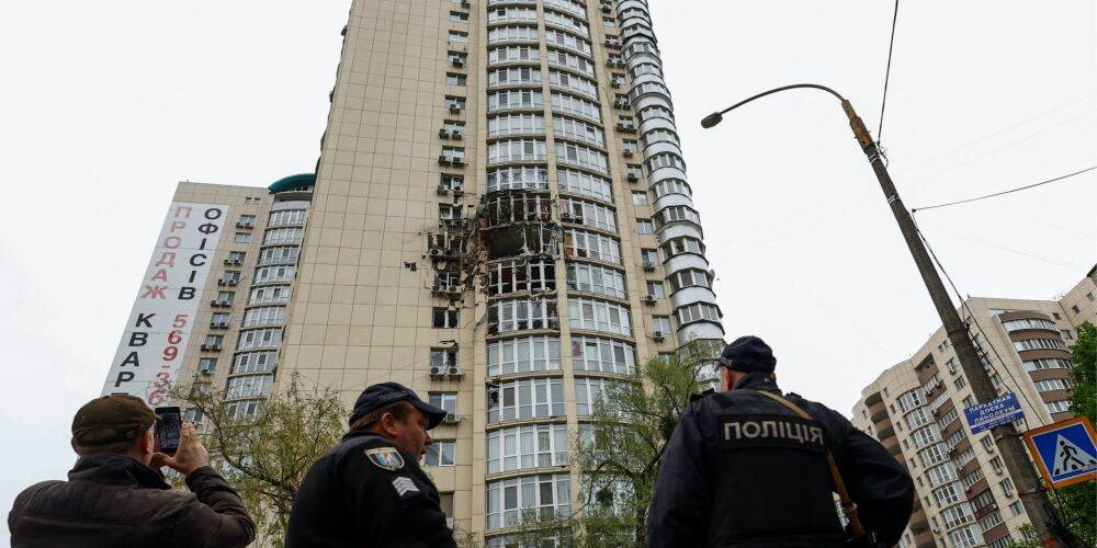«Мебель разорвало в клочья». Жители дома, который больше всего пострадал во время ночного удара по Киеву, рассказали детали атаки
