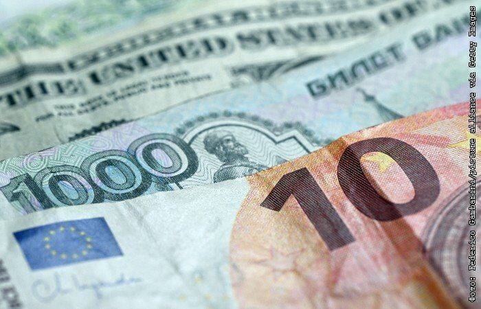 Рубль в понедельник снизился к основным валютам