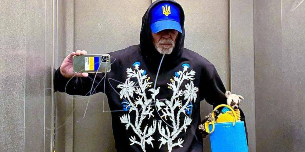 Поддерживает своими нарядами. В Киев приехал немецкий дизайнер Фрэнк Вильде, который фотографируется в лифте в одежде с символикой Украины
