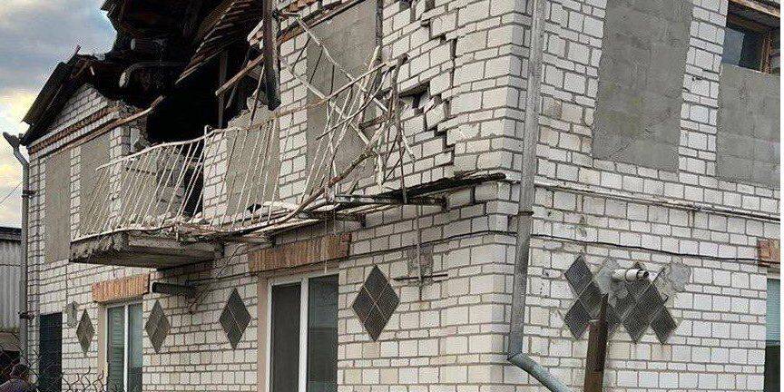 Обломки упали на дом. В Нацполиции показали последствия ракетной атаки РФ в Киевской области — фото