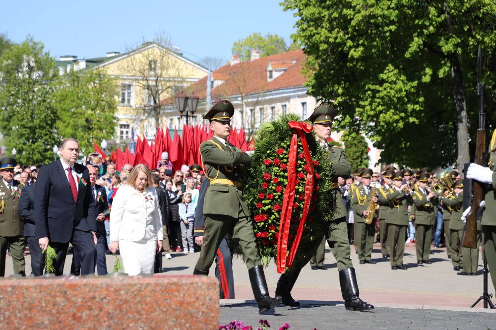Церемония возложения цветов к братской могиле советских воинов и партизан прошла в Гродно