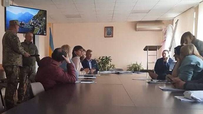 На Тернопольщине повестки вручали на сессии поселкового совета