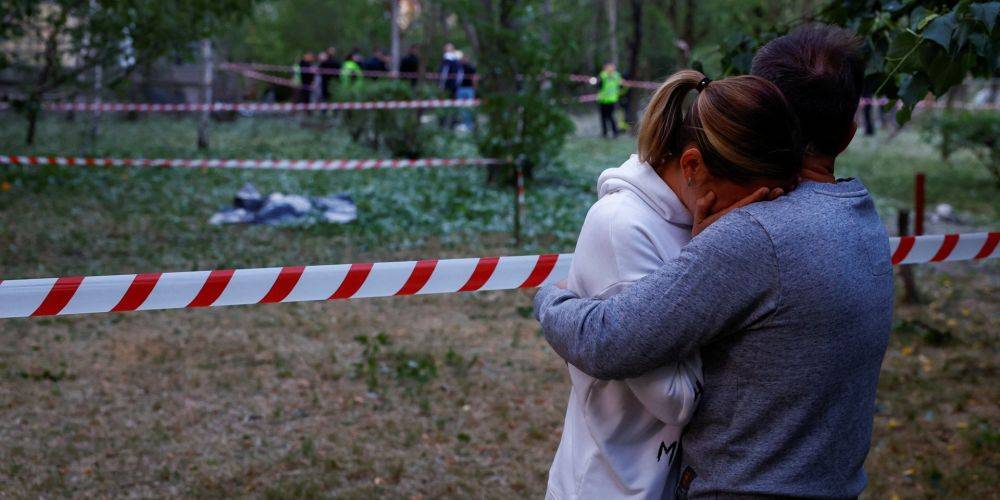 «В первый день лета убивают детей». Россияне ночью атаковали Киев, повреждены дома и поликлиника — фоторепортаж