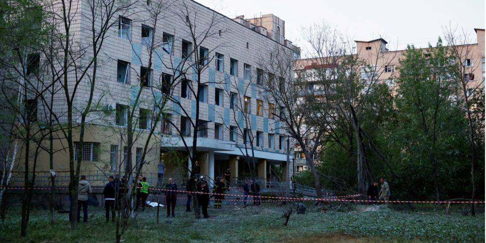 Власти Киева выясняют, почему людям не открыли укрытие в поликлинике во время атаки на столицу