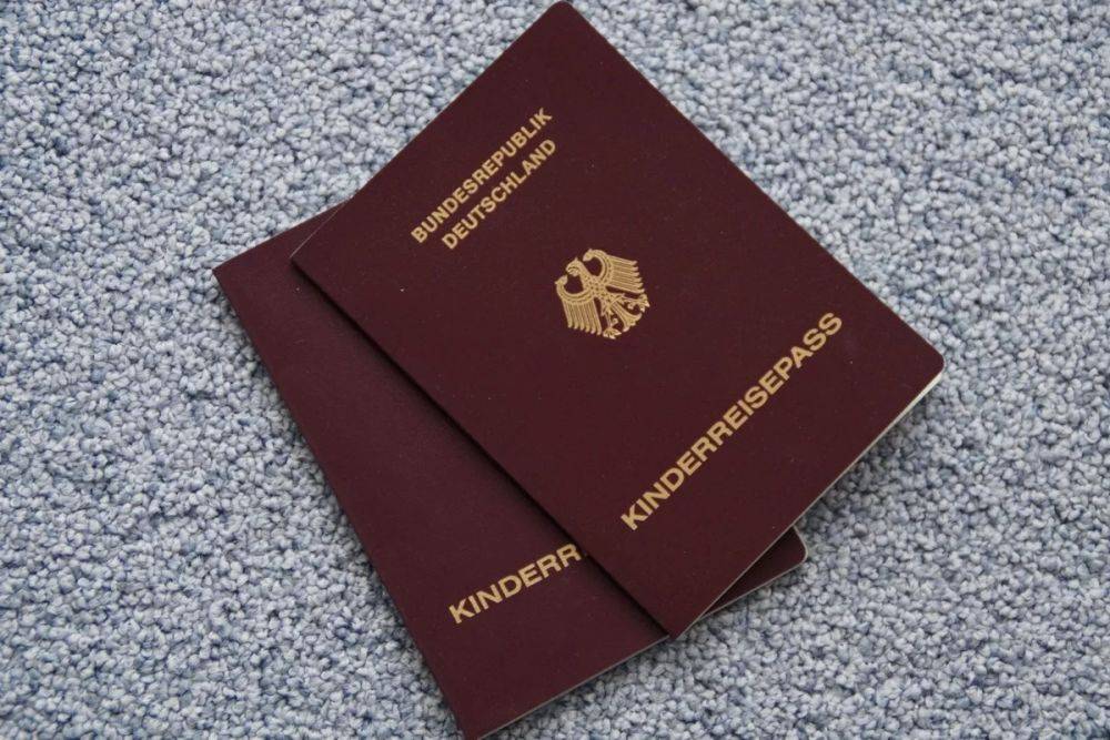 Детский загранпаспорт в Германии отменяют: что делать родителям