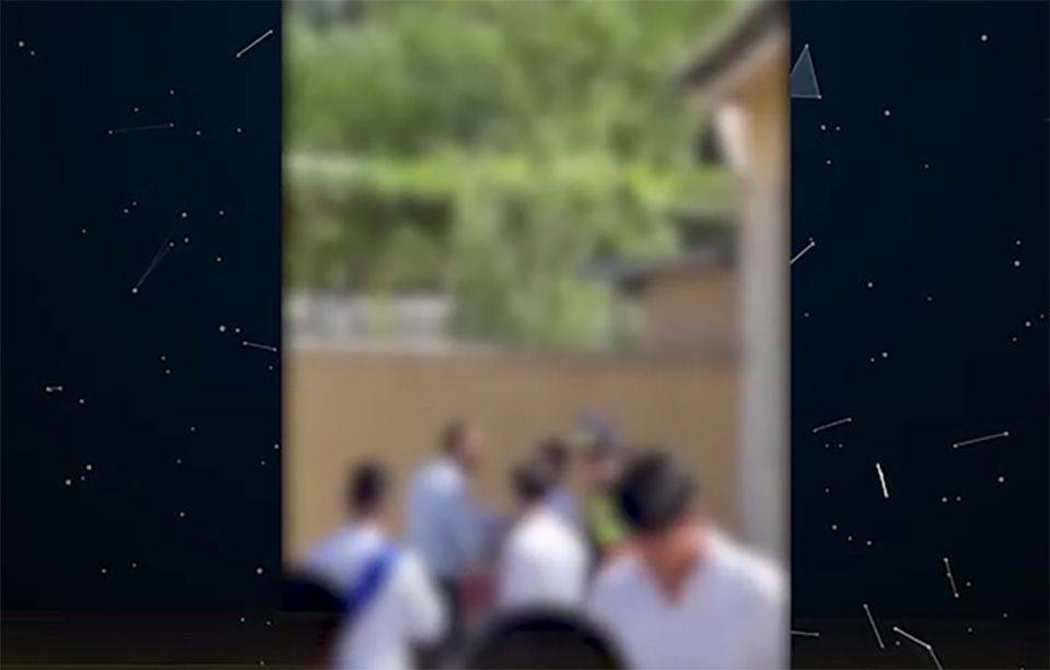 В Фергане директор школы избил подростка прямо на глазах у сотрудника правоохранительных органов. Видео