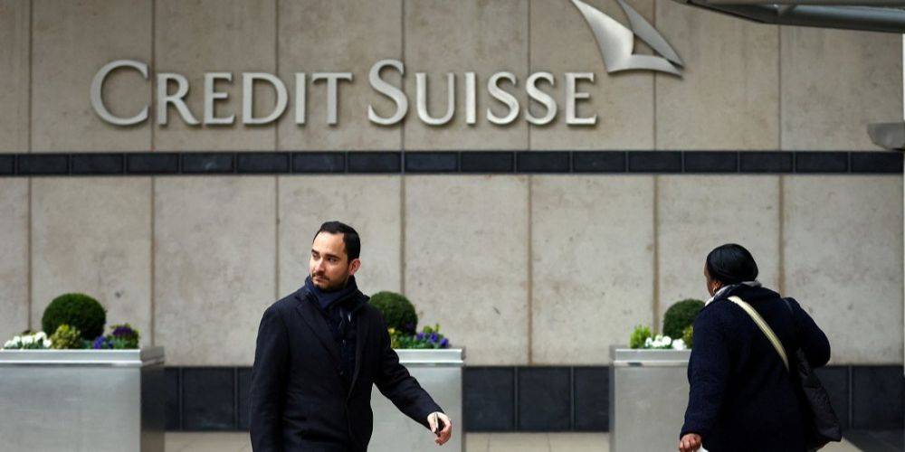 Из Credit Suisse сотрудники увольняются сотнями каждую неделю — Reuters