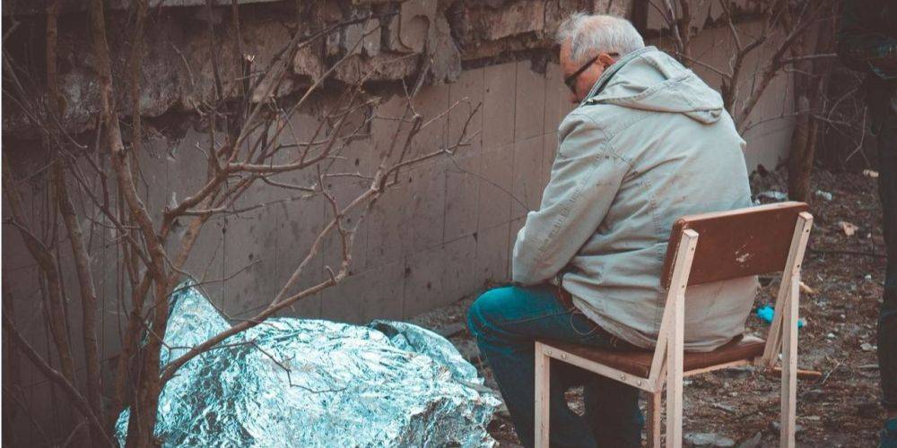 Сидел часами над телом. Дедушка оплакивает девятилетнюю внучку, убитую вместе с мамой во время атаки России на Киев — фото
