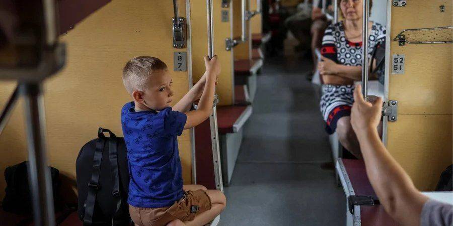 Из семи населенных пунктов Донецкой области принудительно эвакуируют детей
