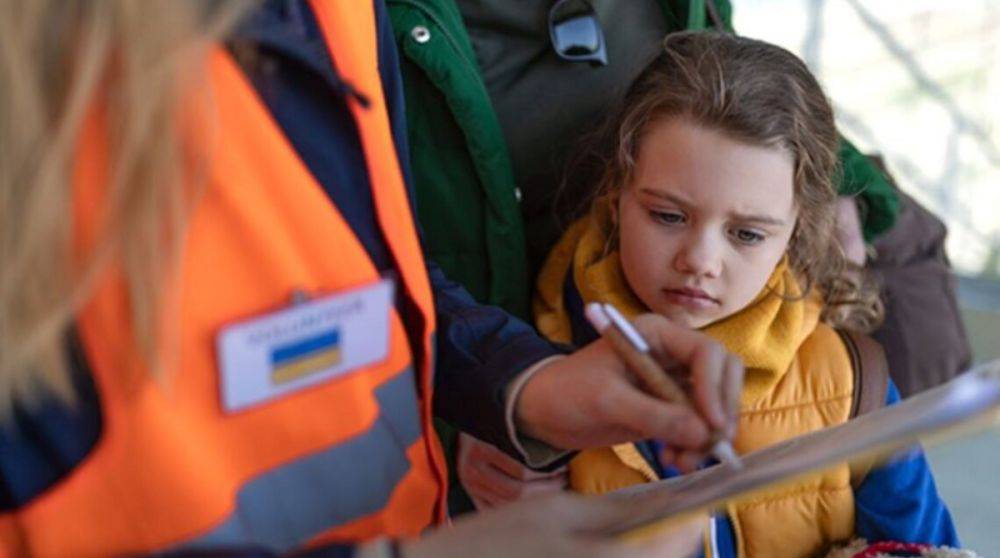 Из семи населенных пунктов Донбасса принудительно эвакуируют детей