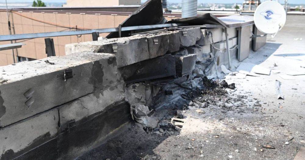 Снес спутниковую тарелку: в Белгороде БПЛА упал на крышу здания (фото)