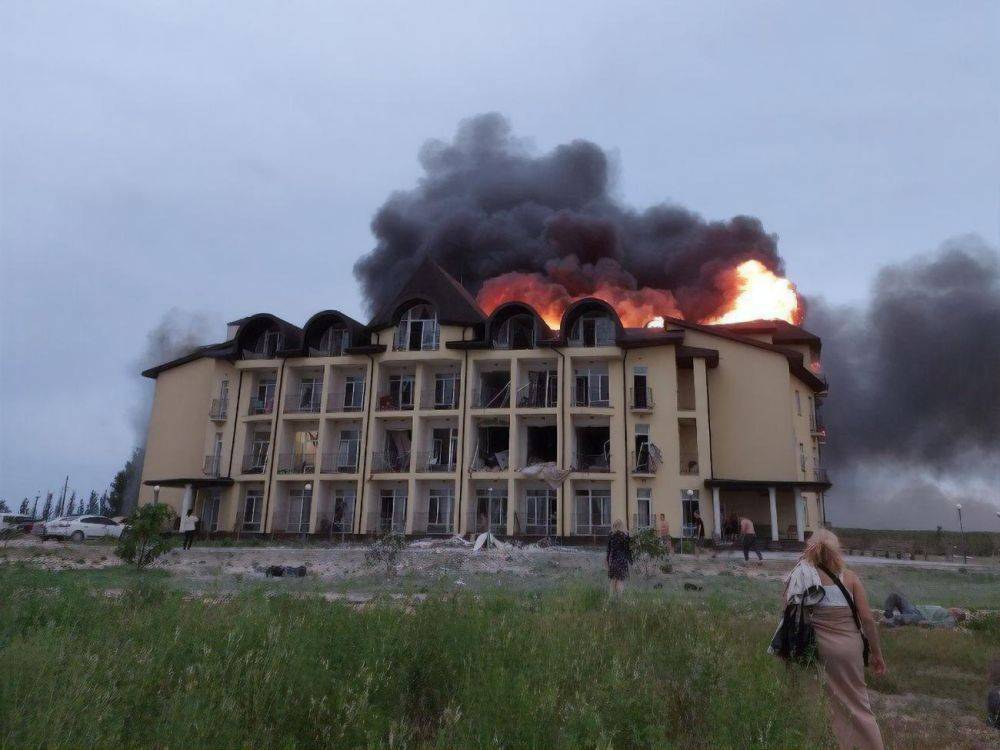 Утром на Арабатской стрелке снова прогремели взрывы, загорелся отель, захваченный оккупантами. Фото, видео