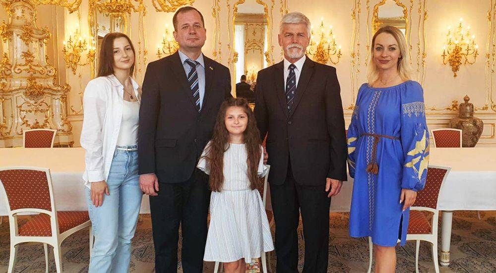 Президент Чехии встретился с украинской девочкой, которую травили одноклассники