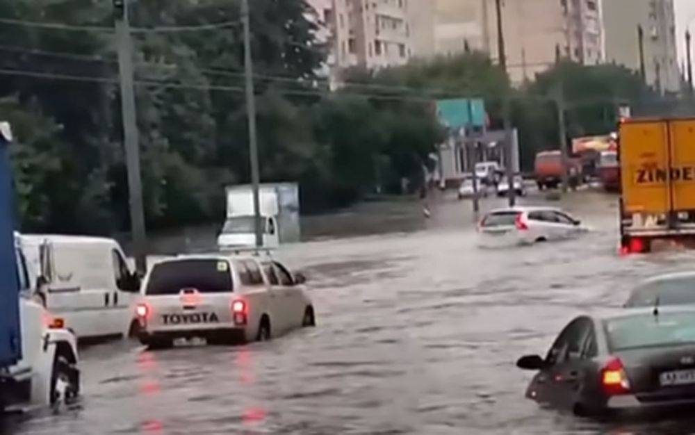 Киев накрыла дикая стихия: сильнейший град и дождь затопили полгорода. Видео