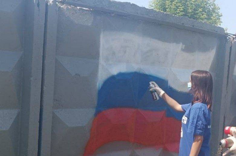 В Северодонецке оккупанты рисуют социальные граффити - фото