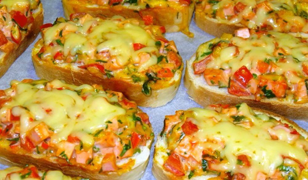 Поднос разметают за 2 минуты: рецепт горячих бутербродов с крабовыми палочками, сыром и яйцом