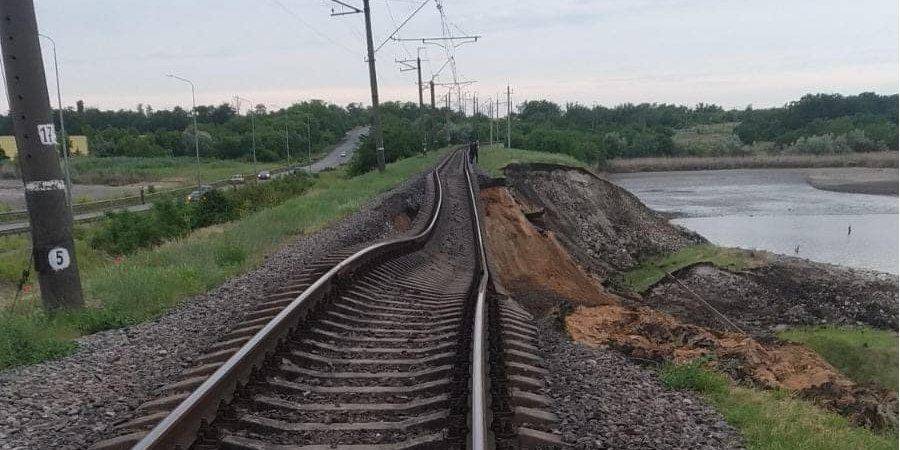 Возле Никополя из-за подрыва Каховской ГЭС просел целый участок железной дороги — фото