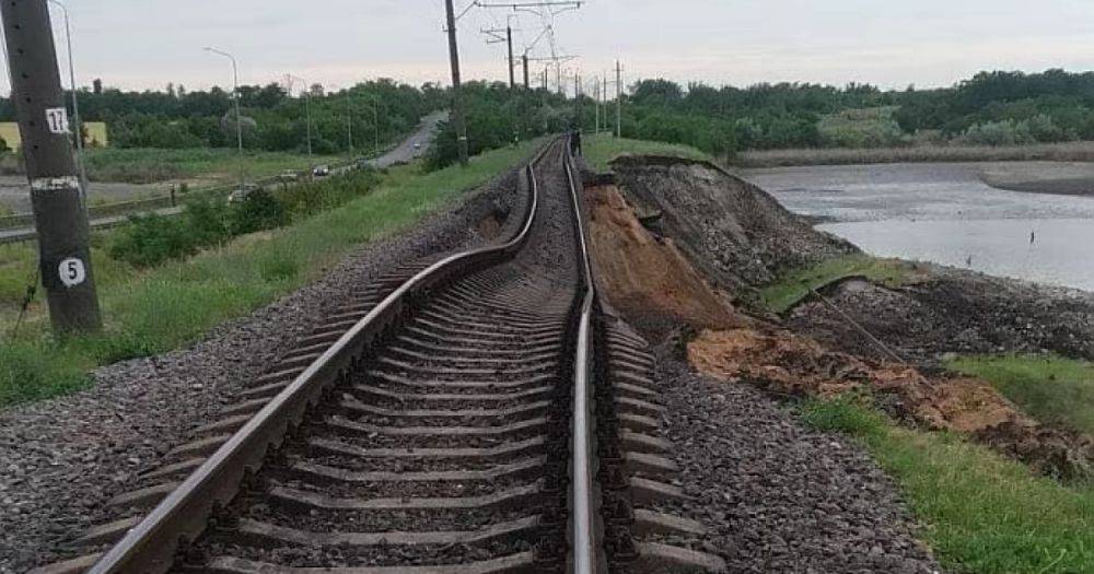 Подрыв Каховской ГЭС: На Днепропетровщине просело железнодорожное полотно, "УЗ" отменяет поезда