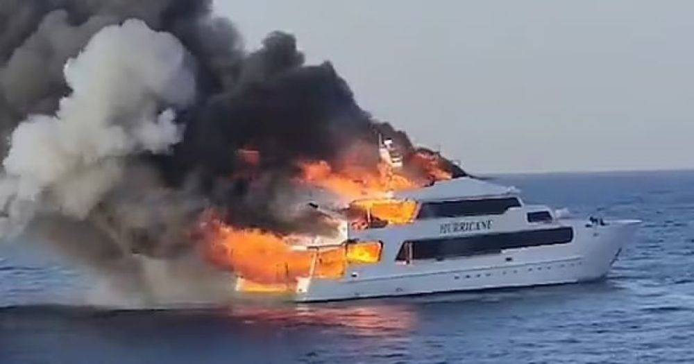 На борту были 29 человек: в Египте яхту охватил масштабный пожар (видео)