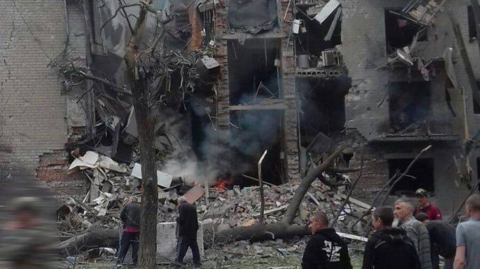 Россияне ударили ракетами по Авдеевке: попали в многоэтажку, 2 раненых
