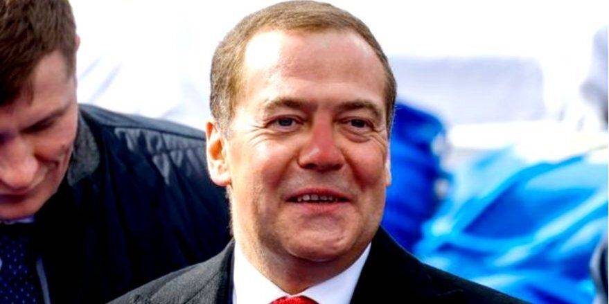 Уже с утра нажрался. Кремлевский алкоголик Медведев в «день россии» отличился позорной фотожабой с флагом РФ в Киеве