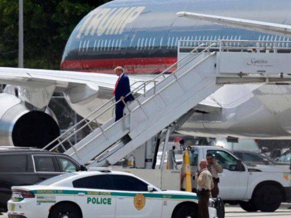 Трамп прибыл во Флориду, где предстанет перед судом