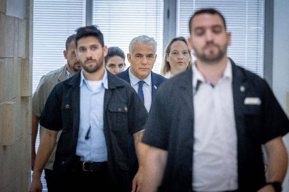 Второй день показаний Лапида в суде: адвокат Нетанияху обвиняет его в политических играх