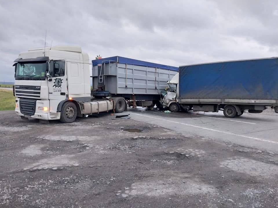 На Харьковщине столкнулись два грузовика: на дорогу вылился ацетон (фото)