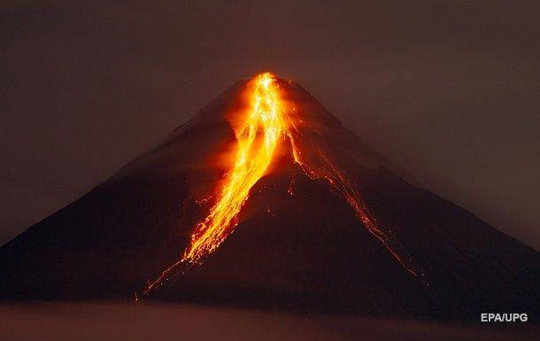 Вулкан на Филиппинах извергает лаву